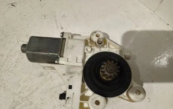 Ford Focus Front door window regulator motor 0130822216