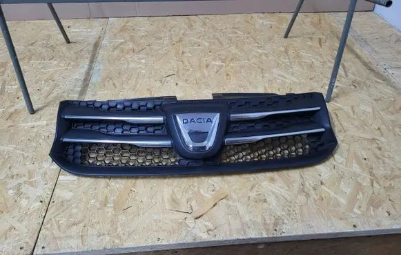 Dacia Sandero Front bumper upper radiator grill 623103971R