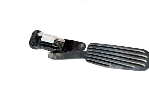 Accelerator throttle pedal