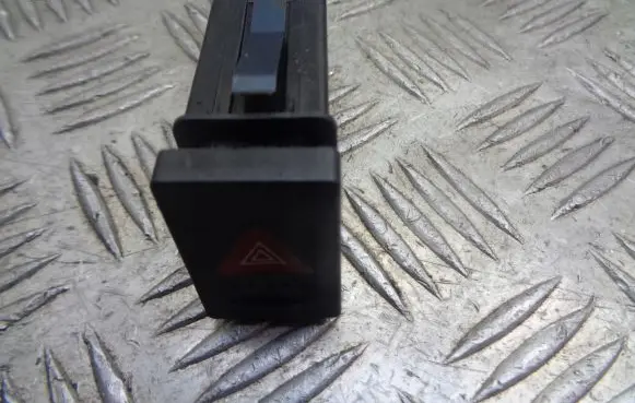 Volkswagen PASSAT B5 Hazard light switch