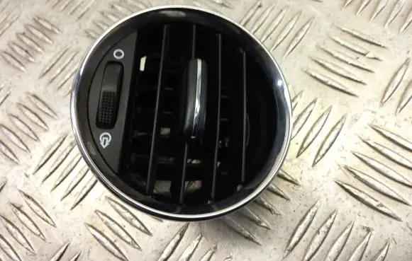 Peugeot RCZ Dash center air vent grill Y05201