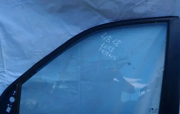 KIA Carnival Front door window glass four-door