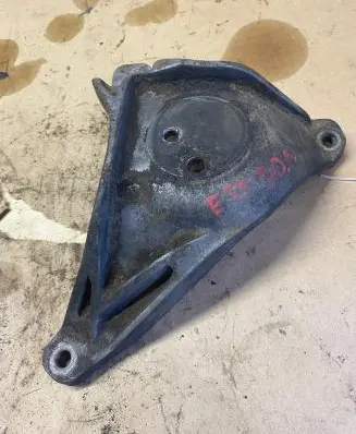 BMW 5 E39 Engine mounting bracket 1096080
