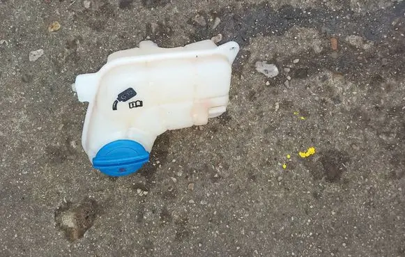 Coolant expansion tank/reservoir