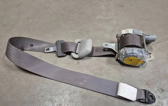 Toyota Hilux (AN10, AN20, AN30) Front seatbelt