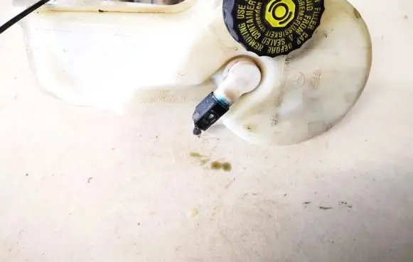 Brake fluid reservoir