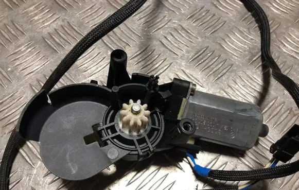 Mercedes-Benz E W211 Seat adjustment motor A2118203242KZ 13702205 820418075