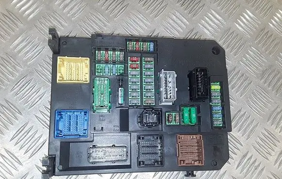 Citroen C4 II Picasso Fuse module a2c53383165