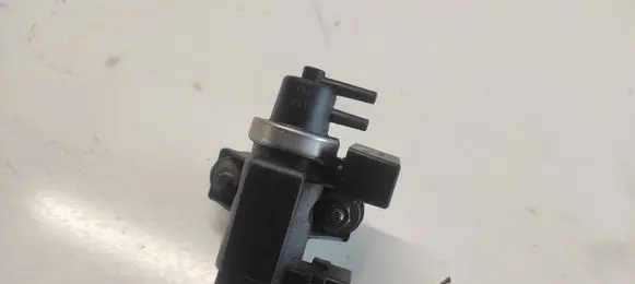 BMW 5 E39 Turbo solenoid valve 72279600 2247906 001131