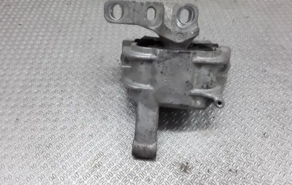Volkswagen Tiguan Engine mount bracket 5N0199262G