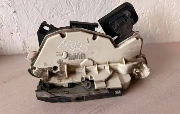 Volkswagen Golf VII Front door lock 5K1837015E