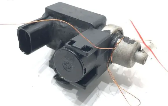 Audi A6 S6 C6 4F Fuel pressure regulator 8E0906627C
