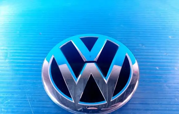 Volkswagen Touran III Manufacturer badge logo/emblem 5TA853601 5139412