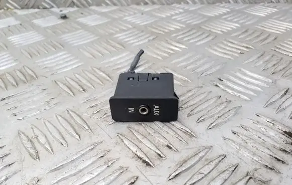 BMW 3 E90 E91 AUX in-socket connector 61316930561 6930561