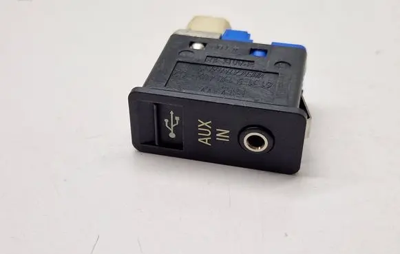 BMW X3 F25 USB socket connector 9138402
