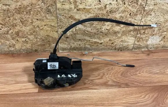 Opel Insignia A Front door lock 13503801