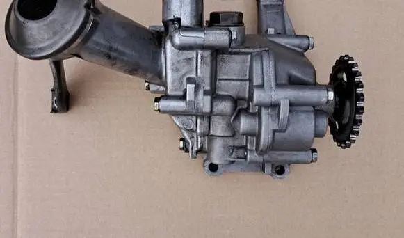 Mercedes-Benz E W124 Oil pump 6051810101