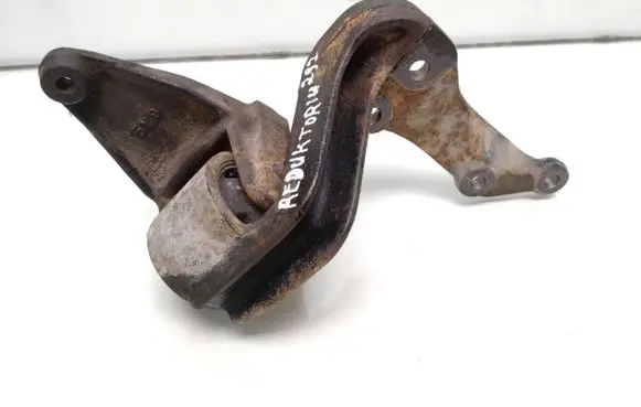 Suzuki Grand Vitara II Front differential bracket 