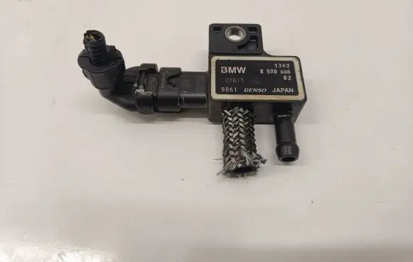 BMW 7 G11 G12 Exhaust gas pressure sensor 8570686
