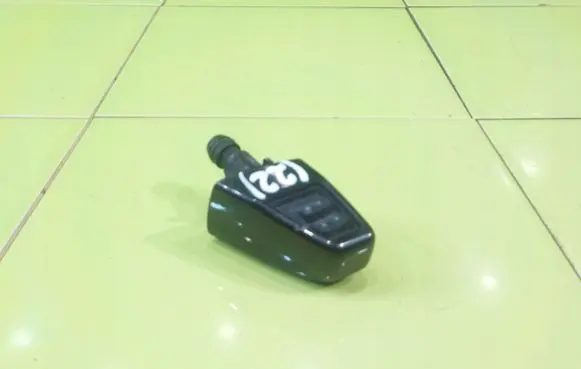 BMW X3 E83 Headlight washer pump PRZOD