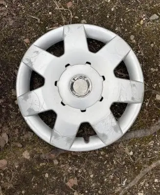Skoda Fabia Mk1 (6Y) R14 wheel hub/cap/trim 6Y0601147L 6Y0601147