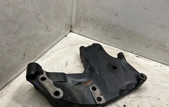 Nissan Qashqai+2 Engine mounting bracket B325A1