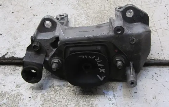 Nissan X-Trail T32 Gearbox mounting bracket 1111