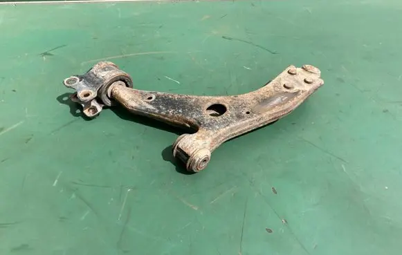 Ford Focus Front lower control arm/wishbone 2M513042BC