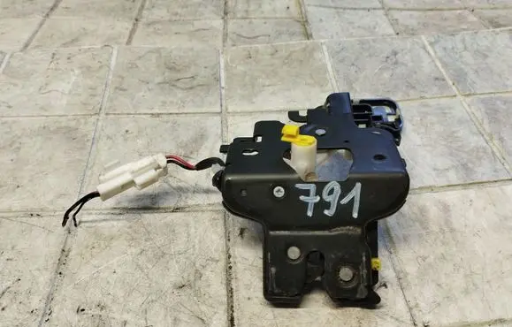 Mazda 3 I Tailgate/trunk/boot lock/catch/latch