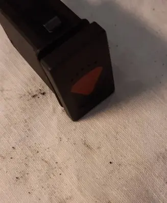 Volkswagen PASSAT B5 Hazard light switch 24742624