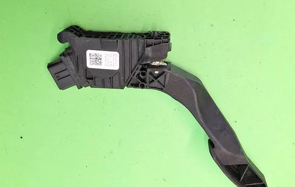Volkswagen PASSAT CC Accelerator throttle pedal 5Q2723503D 6PV01062105