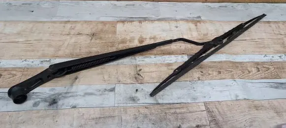 Front wiper blade arm