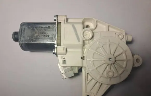 Mercedes-Benz GLE (W166 - C292) Front door window regulator motor A1669060301 937672101