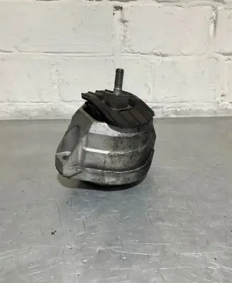 BMW 5 E60 E61 Engine mount bracket 6762607