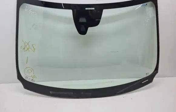 Volvo V40 Front windscreen/windshield window 