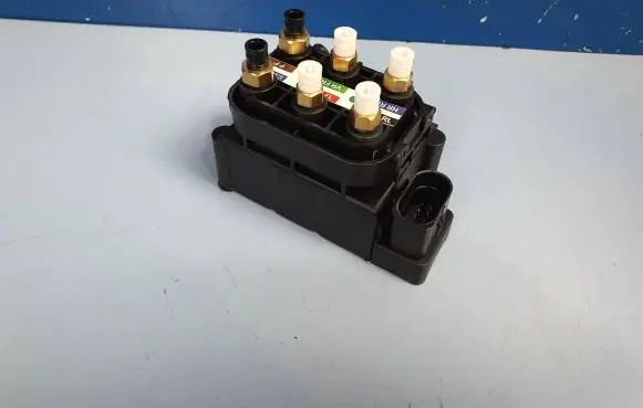 Audi A6 C7 Air suspension valve block 4H0616013A