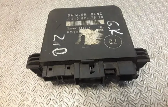 Mercedes-Benz E W210 Door control unit/module 2108207526 A2108207526