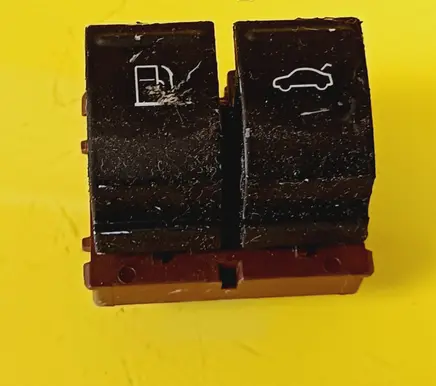 Volkswagen PASSAT B6 Fuel tank opening switch 3C0959903