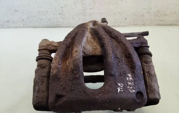 Toyota Corolla Verso E121 Front brake caliper 