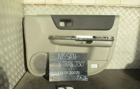 Nissan X-Trail T30 Front door card panel trim 809008H300