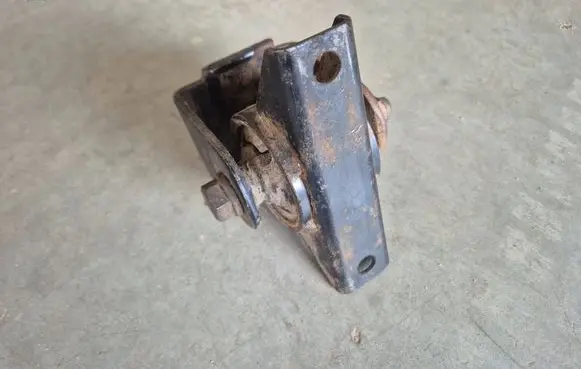 Mitsubishi L200 Front differential mounting bracket MB430694 MR150660 MB633974