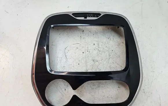 Renault Captur Radio/GPS head unit trim 682704761R