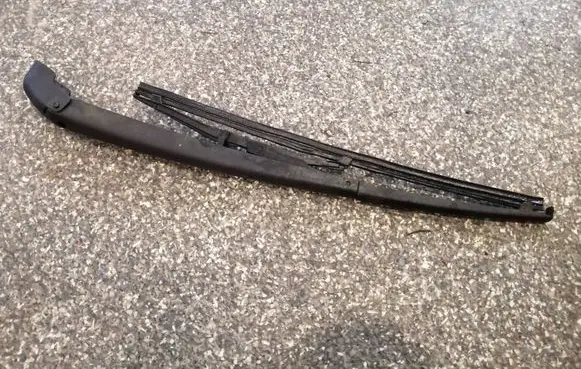 Rear wiper blade arm