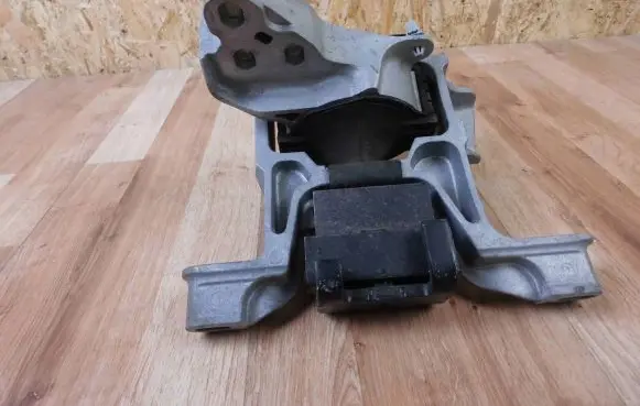 Mazda CX-3 Engine mounting bracket D10G3906Y