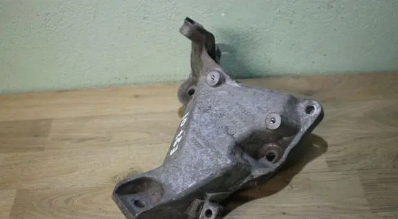 BMW 1 E81 E87 Engine mounting bracket 6760309