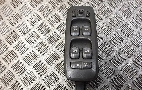 Volvo V70 Electric window control switch 8682949