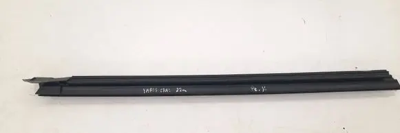 Toyota Yaris Cross Rubber seal front door window/glass 