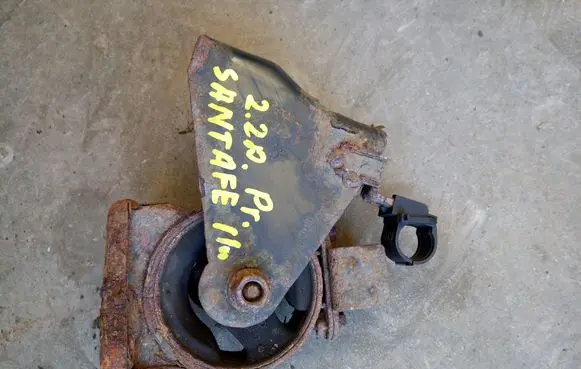 Hyundai Santa Fe Engine mount bracket
