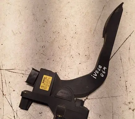 Accelerator throttle pedal