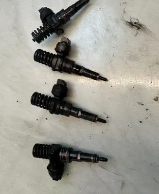 Volkswagen PASSAT B6 Fuel injector 038130073AL